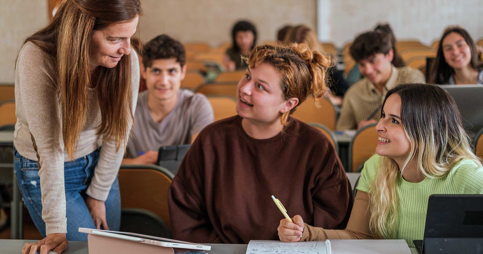 Jugendliche im Klassenzimmer reflektieren in Kleingruppen über nachhaltige Entscheidungen