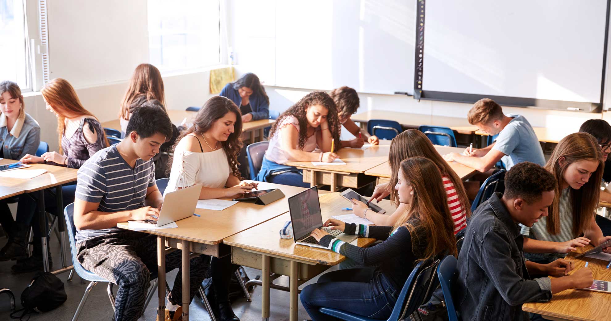 Gruppe von Schüler:innen diskutiert im Klassenzimmer über Nachhaltigkeitsthemen