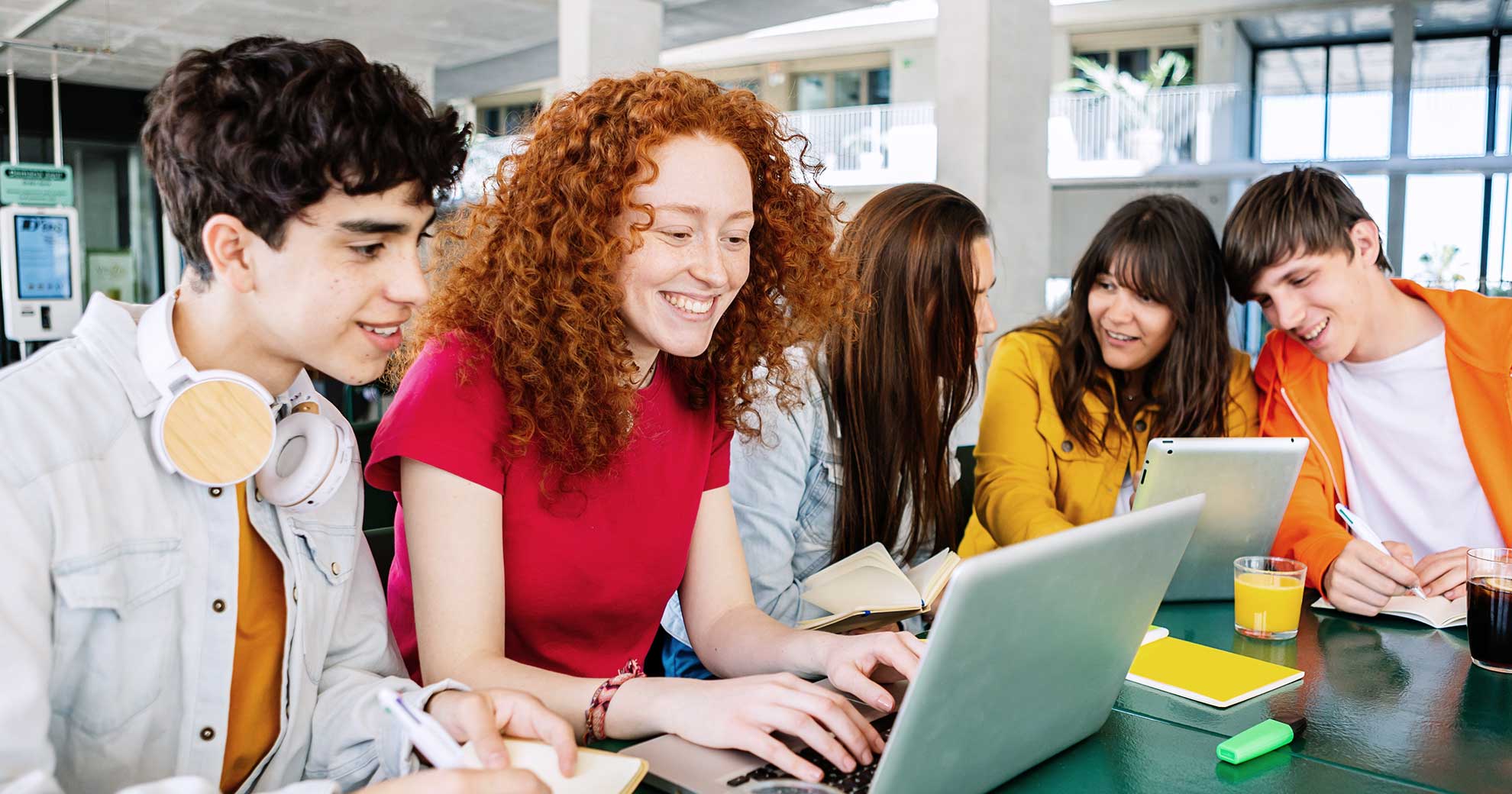 Klassenzimmer mit mehreren Gruppen – Schüler:innen arbeiten mit Laptops in Planspielsituation