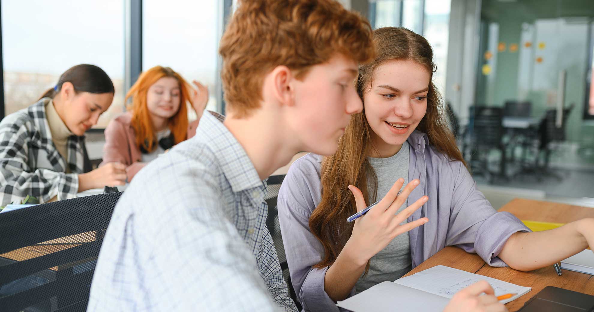 Schüler:innen diskutieren über Karten mit Fragen – Einsatz der Planet N Toolbox im Unterricht