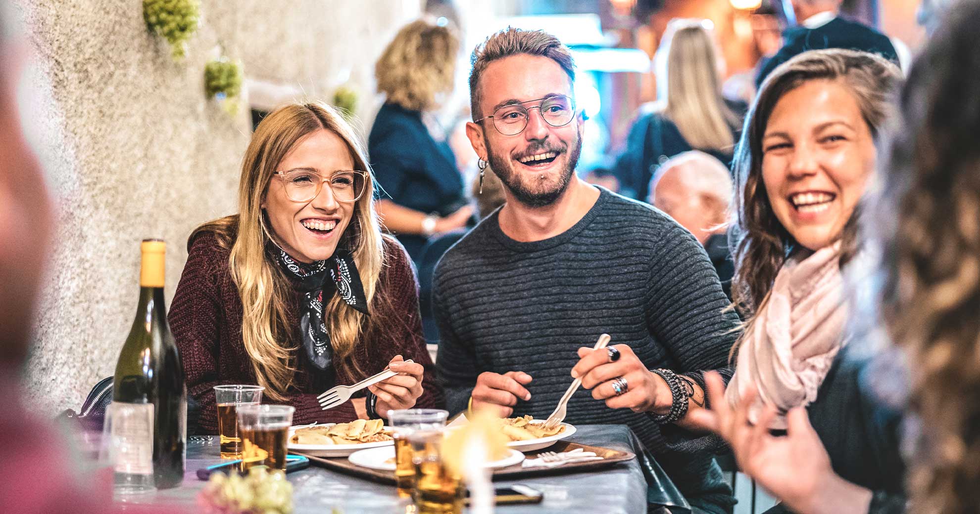 Menschen essen gemeinsam in einem italienischen Restaurant