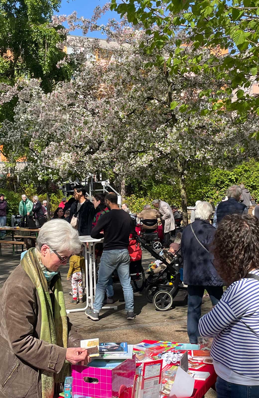 Besucher:innen beim Frühlingsfest im Caritas-Garten in Alt-Lietzow