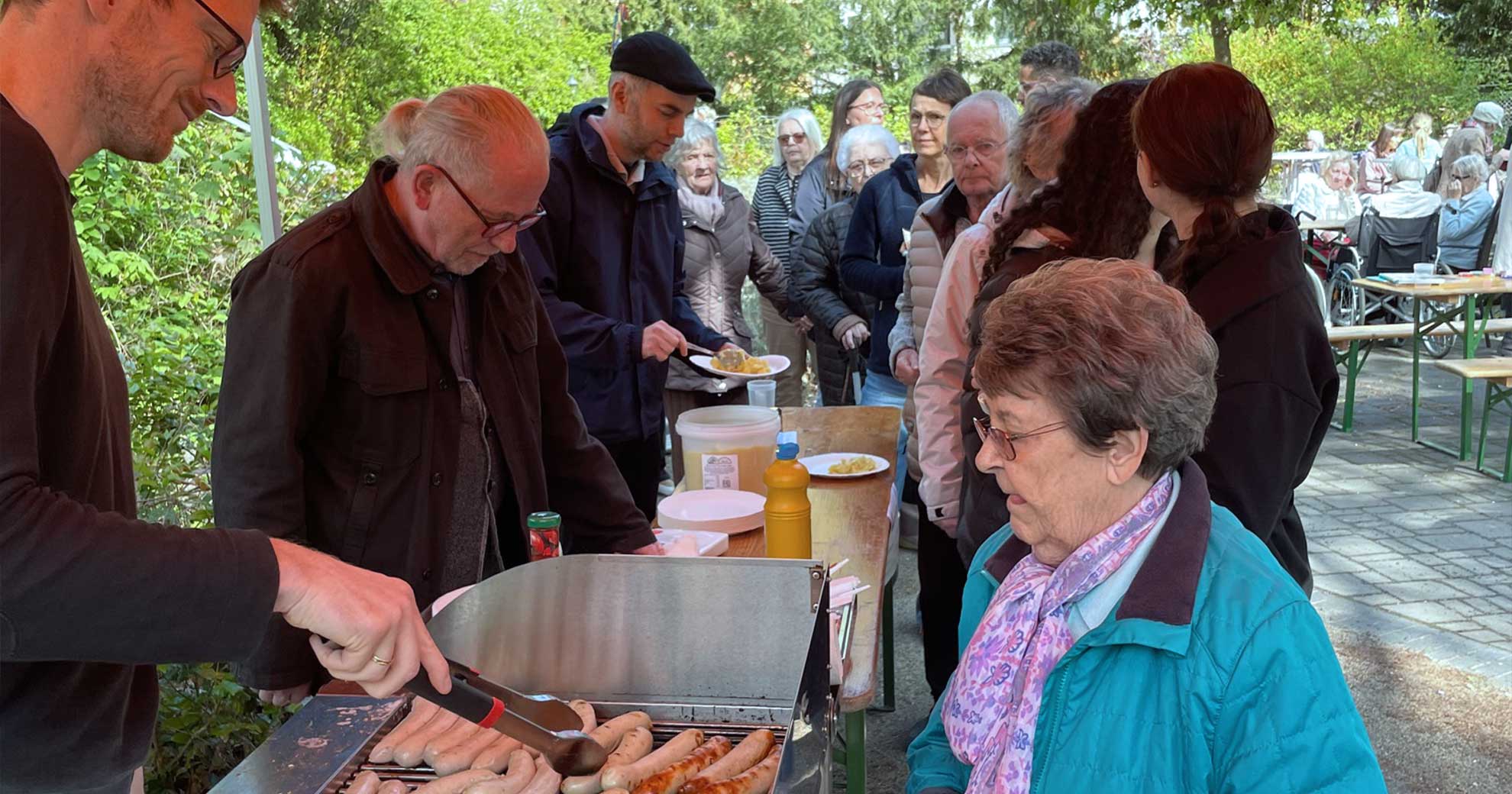 Ehrenamtliche am Grillstand beim Frühlingsfest in Charlottenburg