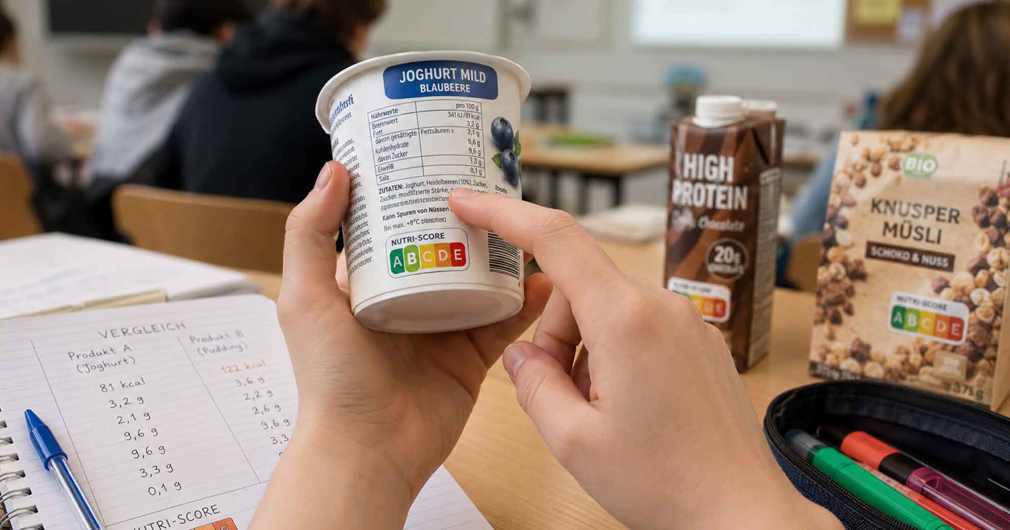 Schülerinnen und Schüler analysieren Lebensmittelverpackungen im Unterricht.